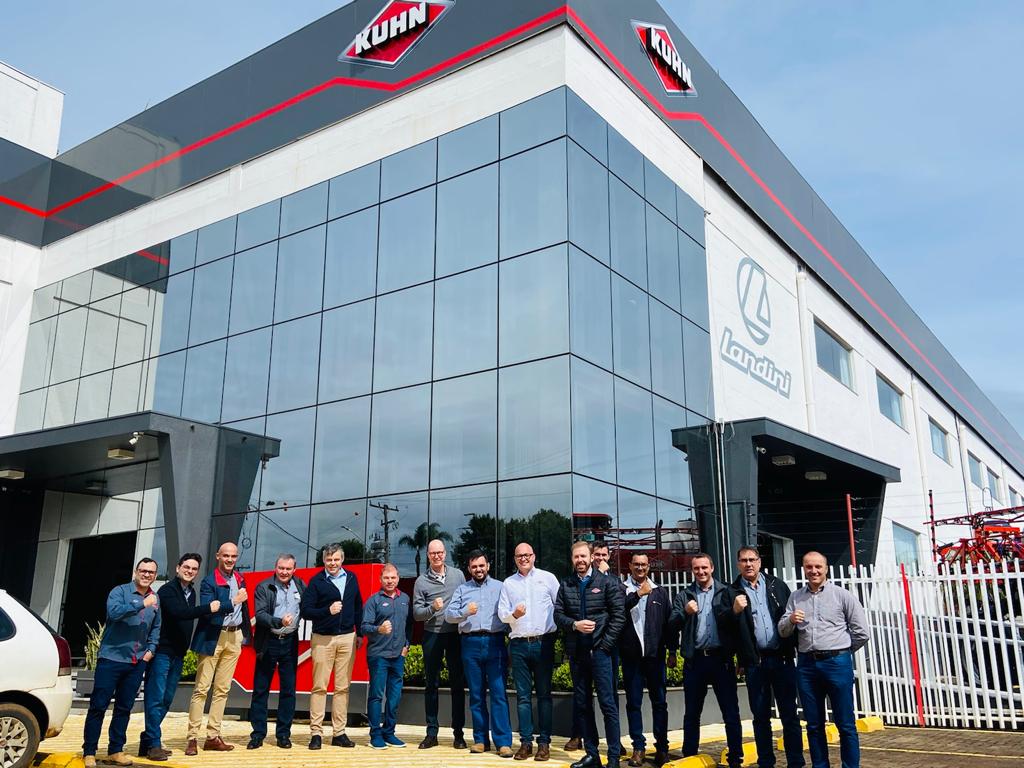 Comitiva Internacional da KUHN visita TRATORSOLO